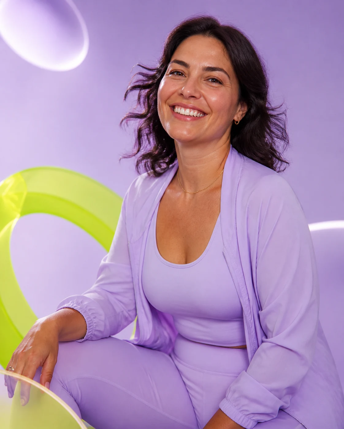 Mulher sorrindo com naturalidade em um ambiente lilás